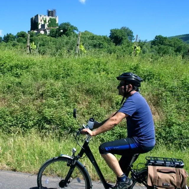 Cycling an e-bike up to Pierle