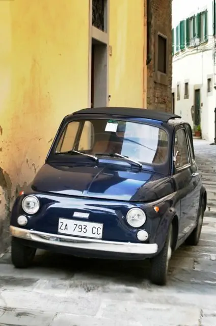 A Fiat 500 in the streets of Cortona